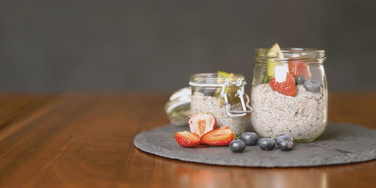 Chia-Pudding mit Erdbeeren und Blaubeeren