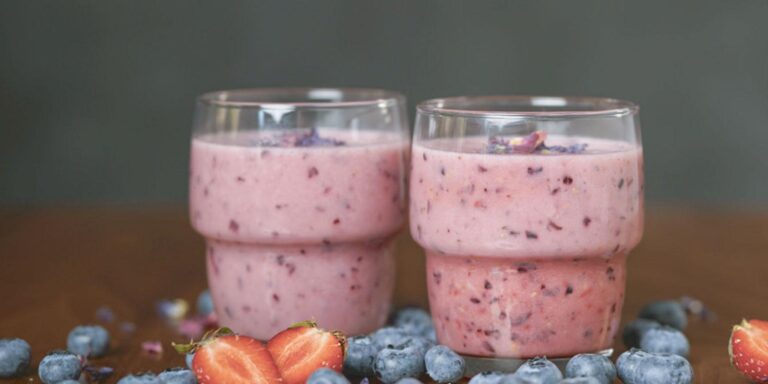 Beeren-Smoothie mit Himbeeren und Heidelbeeren im Glas