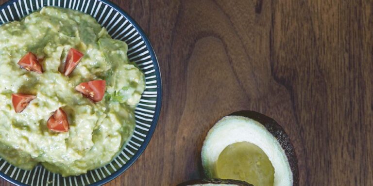 Frische Guacamole aus Avocado mit Kirschtomaten