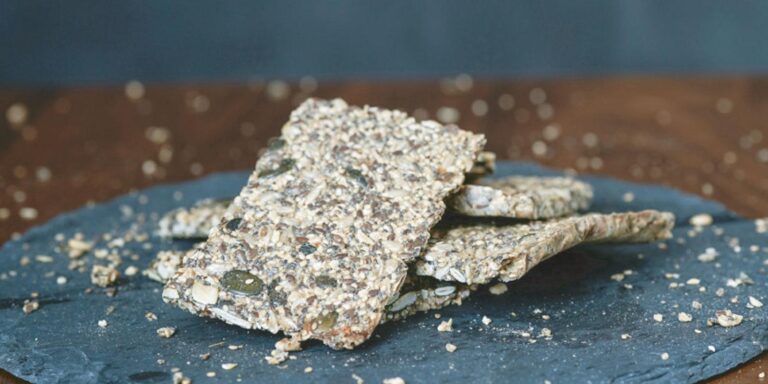 Selbstgemachtes Knäckebrot mit Saaten und Kernen