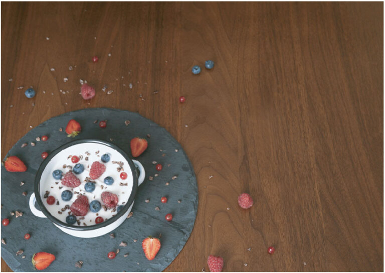 Kokosjoghurt mit Himbeeren und Brombeeren im Glas
