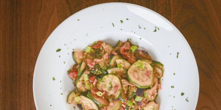 Zucchini-Gemüse mit Tomaten und Chili