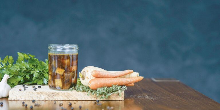 Selbstgemachte Rinderbrühe mit Suppengemüse