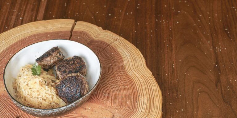 Frikadellen auf Apfelsauerkraut – Low-Carb-Rezept