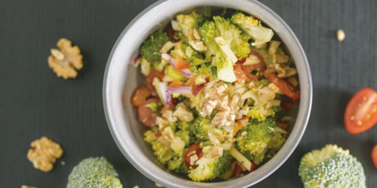 Brokkoli-Rohkostsalat mit Apfel und Walnüssen
