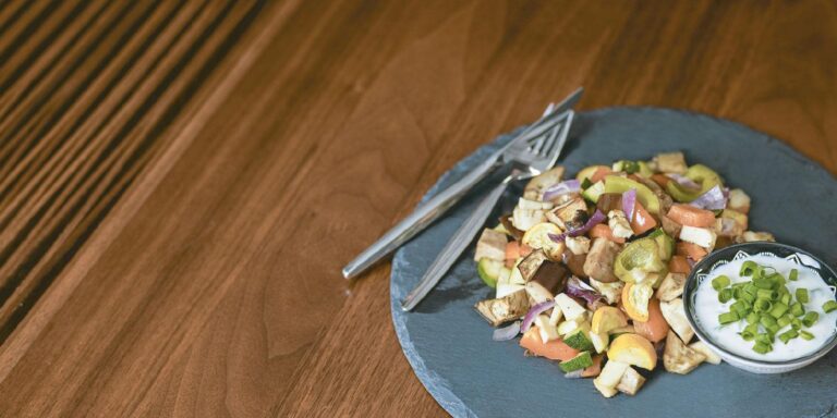 Buntes Ofengemüse mit Avocado und Sprossen
