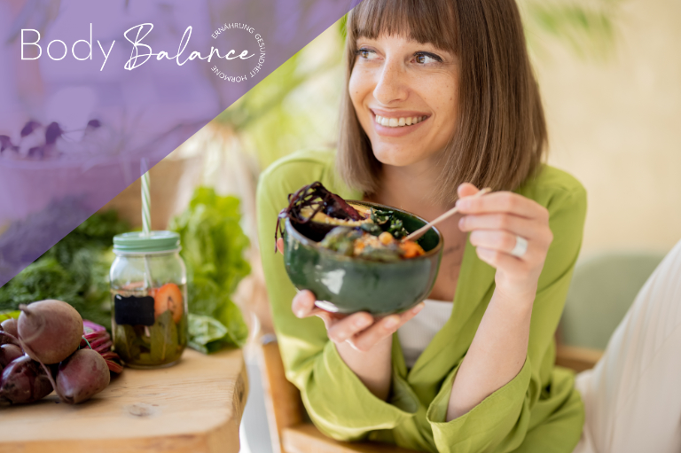 Zyklusbasierte Ernährung – Frau mit einer gesunden Bowl