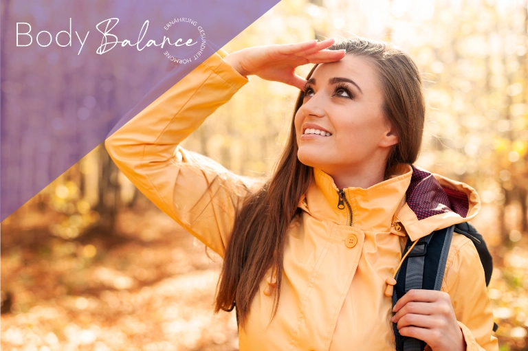Person in der Herbstsonne – Vitamin-D-Mangel im Winter vorbeugen